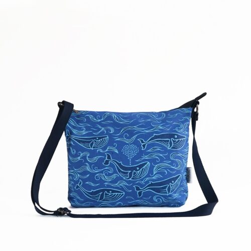 Crossbody bag with whale illustration - blue